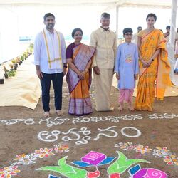 <p>అమరావతిలో గృహప్రవేశ కార్యక్రమంలో ముఖ్యమంత్రి చంద్రబాబు కుటుంబం</p>