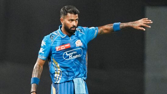 Hardik Pandya Record: ముంబై ఇండియన్స్ కెప్టెన్ హార్దిక్ పాండ్యా ఈ ఏడాది ఐపీఎల్లో టాప్ ఫామ్ లో ఉన్న విషయం తెలిసిందే. ఈ క్రమంలో అతడు టీ20ల్లో ఇప్పటి వరకూ ఏ ఇండియన్ ప్లేయర్ కూ సాధ్యం కాని రికార్డును అందుకున్నాడు. గతంలో ఇలా 5 వేల పరుగులు, 200 వికెట్లు తీసిన ప్లేయర్స్ ఎవరో చూద్దాం. <p>Hardik Pandya Record: ముంబై ఇండియన్స్ కెప్టెన్ హార్దిక్ పాండ్యా ఈ ఏడాది ఐపీఎల్లో టాప్ ఫామ్ లో ఉన్న విషయం తెలిసిందే. ఈ క్రమంలో అతడు టీ20ల్లో ఇప్పటి వరకూ ఏ ఇండియన్ ప్లేయర్ కూ సాధ్యం కాని రికార్డును అందుకున్నాడు. గతంలో ఇలా 5 వేల పరుగులు, 200 వికెట్లు తీసిన ప్లేయర్స్ ఎవరో చూద్దాం.</p>