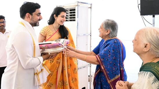 నారా లోకేష్‌, బ్రహ్మణి దంపతులకు నూతన వస్త్రాలను బహుకరిస్తున్న  రాజధాని ప్రాంత రైతులు