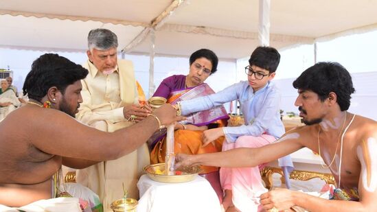 మనుమడు దేవాన్ష్‌తో కలిసి భూమి పూజ చేస్తున్న ముఖ్యమంత్రి చంద్రబాబు దంపతులు