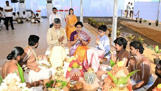 ముఖ్యమంత్రి నివాసానికి భూమి పూజ కార్యక్రమంలో  సీఎం చంద్రబాబు దంపతులు, నారా లోకేష్ దంపతులు