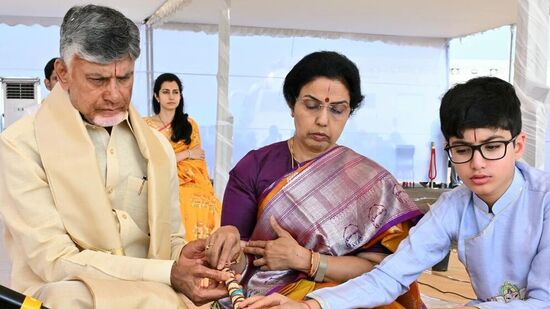 చంద్రబాబు దంపతులతో కలిసి భూమి పూజ చేస్తున్నదేవాన్ష్‌