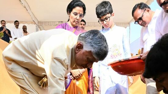 సొంతింటికి  భూమి పూజ కార్యక్రమంలో  పాల్గొంటున్న చంద్రబాబు దంపతులు