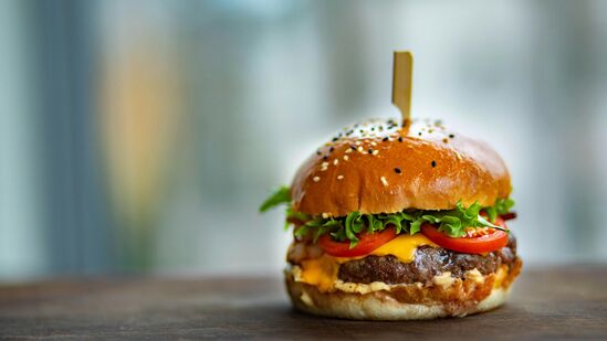 ఒక్కోసారి కేలరీలు అధికంగా ఉన్న ఫుడ్స్​ తిన్నా (చిప్స్, ఫాస్ట్ ఫుడ్) ఆకలి తీరదు. ఇలాంటి వాటికి దూరంగా ఉండాలి. లీన్​ ప్రోటీన్​, పండ్లు, కూరగాయలు వంటి అధిక-వాల్యూమ్, పోషక-దట్టమైన ఆహారాలపై దృష్టి పెట్టండి.