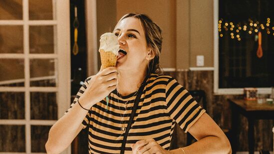 తిన్న తర్వాత కడుపు ఉబ్బినట్టు అనిపిస్తోందా? అయితే కావాల్సిన దాని కన్నా మీరు ఎక్కువ తిన్నట్టే! మీ జీర్ణక్రియ వ్యవస్థ అంత తీసుకోలేకపోతోందని అర్థం. చాలా అసౌకర్యంగా ఉంటుంది.