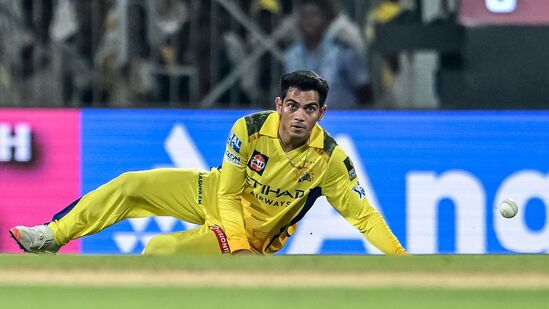 ఐపీఎల్ 2025లో ఆరు మ్యాచ్ ల్లో సీఎస్కే అయిదు ఓడింది. కేవలం ఒకటే మ్యాచ్ గెలిచింది. 2 పాయింట్లతో టేబుల్ లో 9వ స్థానంలో కొనసాగుతోంది. 