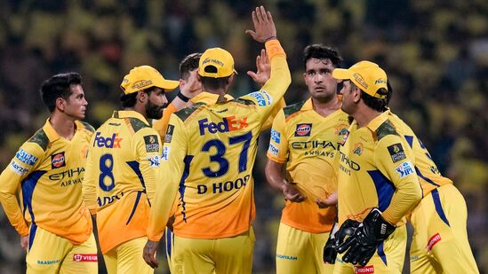 అయిదు సార్లు ఛాంపియన్ సీఎస్కే ఓ సీజన్ లో వరుసగా అయిదు మ్యాచ్ లు ఓడటం ఇదే ఫస్ట్ టైమ్. ఈ సీజన్ లో తన ఫస్ట్ మ్యాచ్ లో ముంబయిపై గెలిచిన చెన్నై.. ఆ తర్వాత వరుసగా ఆర్సీబీ, రాజస్థాన్, డీసీ, పంజాబ్, కేకేఆర్ చేతుల్లో ఓడింది. 