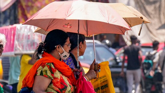 రేపు(ఏప్రిల్ 14న) శ్రీకాకుళం,విజయనగరం,అల్లూరి, విశాఖ,అనకాపల్లి,కాకినాడ,ఏలూరు, కృష్ణా,ఎన్టీఆర్,తూర్పుగోదావరి, గుంటూరు, ప్రకాశం జిల్లాల్లో అక్కడక్కడ పిడుగులతో కూడిన తేలికపాటి నుంచి మోస్తారు వర్షాలు కురిసే అవకాశం ఉందని ఏపీఎస్డీఎంఏ తెలిపింది.  భిన్నమైన వాతావరణ పరిస్థితుల పట్ల ప్రజలు అప్రమత్తంగా ఉండాలని సూచించింది. 