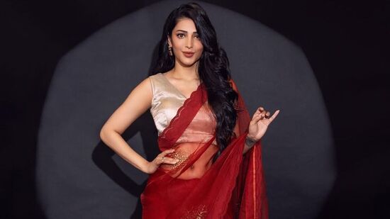 అయితే, సీనియర్ హీరోయిన్ సుహాసినికి శ్రుతి హాసన్ చెల్లెలు అవుతుంది. కానీ, ఈ విషయం చాలా మందికి తెలియదు. శ్రుతి హాసన్ తండ్రి కమల్ హాసన్‌కు చారు హాసన్, చంద్ర హాసన్ అని ఇద్దరు సోదరులు ఉన్నారు. 
