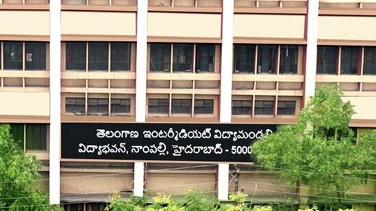 ఈ విద్యా సంవత్సరానికి సంబంధించిన ఇంటర్‌ పరీక్షలను మార్చి 5 నుంచి 25 వరకు నిర్వహించారు.మొత్తం 9 లక్షల 96 వేల 971 మంది పరీక్షలు రాశారు. వీరితో పాటు తల్లిదండ్రులు కూడా ఫలితాల కోసం ఆశగా ఎదురుచూస్తున్నారు.
