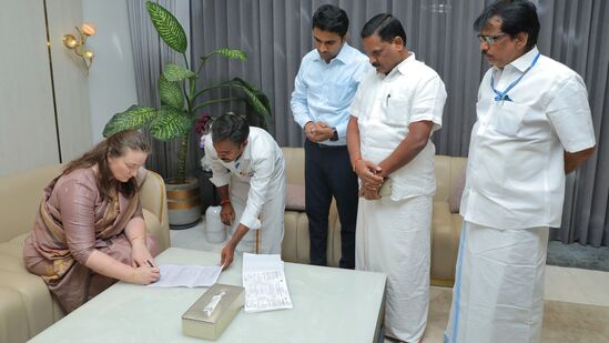 ఇటీవల సింగపూర్ సమ్మర్ క్యాంప్ లో జరిగిన అగ్నిప్రమాదంలో పవన్ కల్యాణ్ చిన్న కుమారుడు మార్క్ శంకర్ గాయపడ్డారు. మార్క్ శంకర్ కోలుకోవడంతో ఇండియా తీసుకొచ్చారు. 