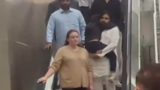 డిప్యూటీ సీఎం పవన్ కల్యాణ్ దంపతులు తమ కుమారుడు మార్క్ శంకర్ తో కలిసి ఇవాళ ఇండియాకు తిరిగొచ్చారు.  మార్క్ శంకర్ ఆరోగ్యం కుదుటపడిందని, కోలుకుంటున్నాడని పవన్ కల్యాణ్ తెలిపారు. 