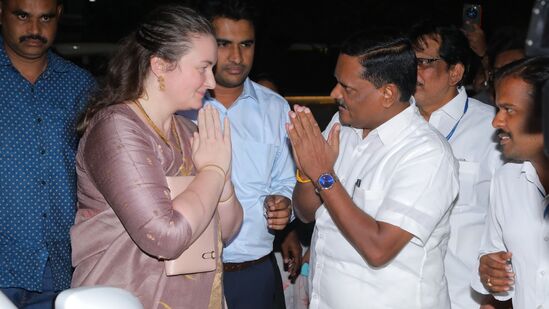 తిరుమల చేరుకున్న అన్నా లెజినోవా కొణిదల..గాయత్రి సదనంలో టీటీడీ ఉద్యోగుల సమక్షంలో డిక్లరేషన్ పత్రాలపై సంతకం చేశారు. 