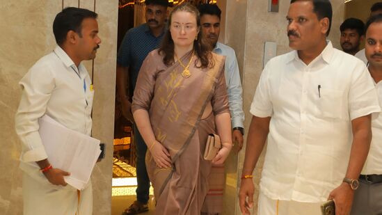 అన్నా లెజినోవా ఆదివారం సాయంత్రం రేణిగుంట విమానాశ్రయం చేరుకున్నారు. ఆమె సోమవారం తిరుమల శ్రీ వేంకటేశ్వర స్వామి వారిని దర్శించుకుంటారు.