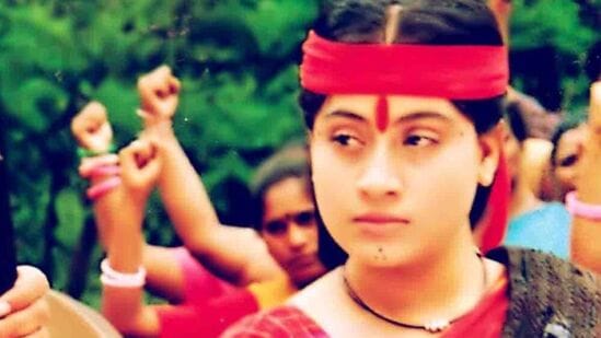 ఓసేయ్ రాములమ్మ సినిమా నటిగా విజయశాంతిని మరో మెట్టు ఎక్కించింది. ఈ మూవీలో దొరల అరాచకాలకు వ్యతిరేకంగా బాధిత మహిళగా, అడవిలో అక్కగా విజయశాంతి అదరగొట్టారు. ఈ మూవీ సన్ నెక్ట్స్ ఓటీటీలో అందుబాటులో ఉంది. 