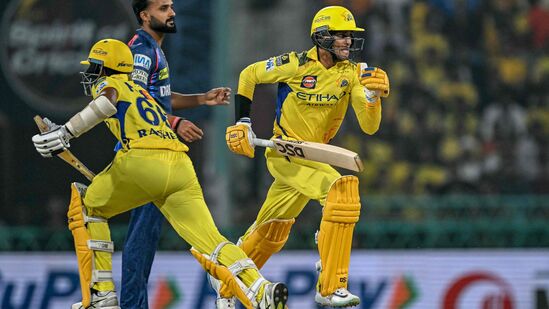 అవేశ్ ఖాన్ వేసిన స్లో డెలివరీకి వికెట్ కోల్పోయిన రషీద్.. రచిన్ తో కలిసి ఫస్ట్ వికెట్ కు 52 రన్స్ జోడించి సీఎస్కే గెలుపుకు బాటలు వేశాడు. 