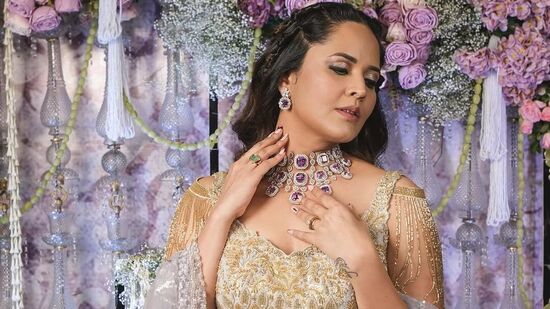 Anasuya Glamorous Photos: ర్యాంప్ వాక్ తర్వాత ఆమె కెమెరాకు పోజులిచ్చింది.