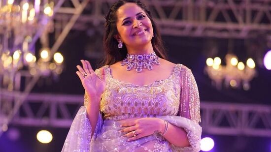Anasuya Glamorous Photos: ఈ ర్యాంప్ వాక్ ఫొటోలను అనసూయ సోమవారం (ఏప్రిల్ 14) తన ఇన్‌స్టాగ్రామ్ లో షేర్ చేసింది.
