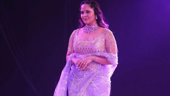 Anasuya Glamorous Photos: అనసూయ గ్లామరస్ ఫొటోలు ఇప్పుడు వైరల్ అవుతున్నాయి. ఓ చారిటీ కోసం ఆమె తొలిసారి ర్యాంప్ వాక్ చేసింది.