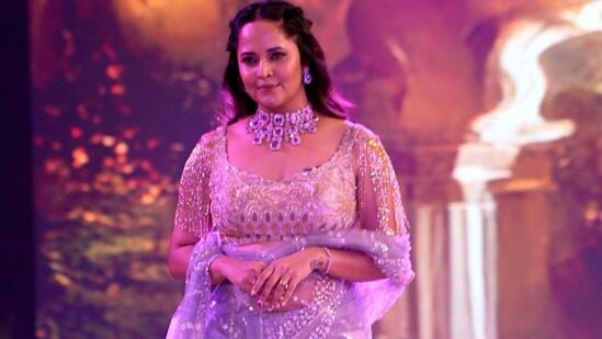 Anasuya Glamorous Photos: ఈ ర్యాంప్ వాక్ కోసం అనసూయ మెడలో ఓ భారీ నెక్లెస్ ధరించింది.
