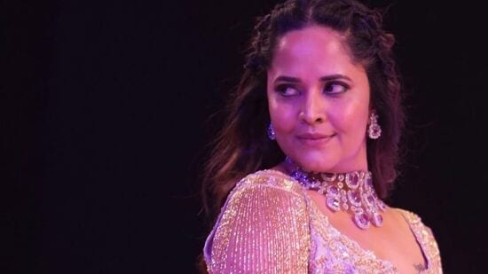 Anasuya Glamorous Photos: ర్యాంప్ పై అనసూయ ఓరచూపులు