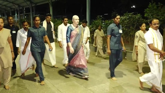 కలియుగ ప్రత్యక్ష దైవం తిరుమల శ్రీవారిని డిప్యూటీ సీఎం పవన్ కల్యాణ్ సతీమణి అన్నా లెజినోవా కొణిదల దర్శించుకున్నారు. సోమవారం వేకువజామున వైకుంఠ క్యూ కాంప్లెక్స్ ద్వారా ఆలయంలోని ప్రవేశించి, శ్రీవారి సుప్రభాత సేవలో పాల్గొన్నారు.  