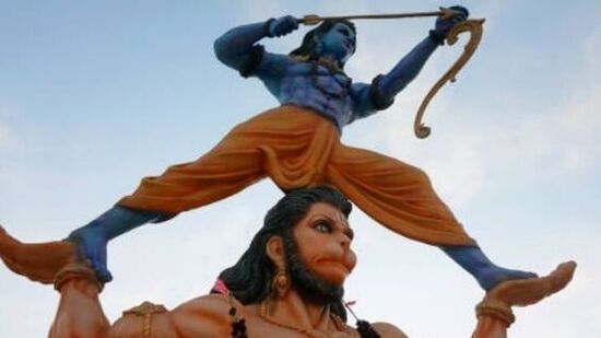 ఎగిరే హనుమాన్ వాస్తు ప్రకారం, ఎగిరే హనుమంతుడి ప్రతిమను ఇంటికి దక్షిణ దిశలో ఉంచాలి.  శ్రీరాముడు తన భుజంపై కూర్చున్న హనుమంతుడి ప్రతిమ వల్ల సామాజిక గౌరవం పెరుగుతుందని నమ్ముతారు.