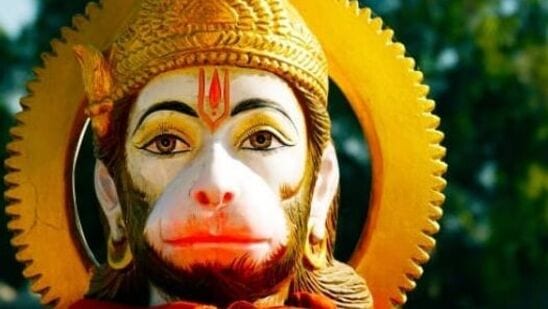 జెండా పట్టుకున్న హనుమంతుడి విగ్రహాన్ని ఏ దిశలో ఉంచాలి?వాస్తు శాస్త్రం ప్రకారం హనుమంతుని చిత్రపటాన్ని ఇంటికి పడమర దిక్కున జెండా పట్టుకుని ఉంచడం శుభప్రదం.ఇది పనిలో అడ్డంకులను అధిగమించి విజయాన్ని ఇస్తుందని నమ్ముతారు.