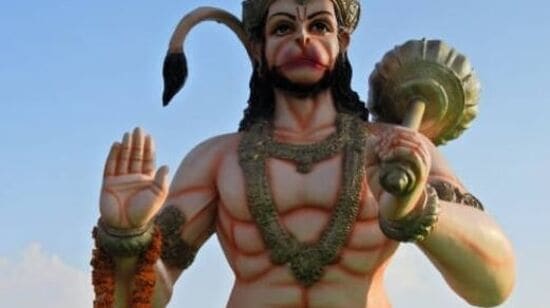 గదను పట్టుకునే యోధుడి చిత్రం- హనుమంతుడు ఇంటికి దక్షిణం లేదా ఆగ్నేయ దిశలో వీరోచిత భంగిమలో నిలబడి చేతిలో గద పట్టుకొని ఉన్న చిత్రాన్ని ఉంచడం శుభప్రదంగా భావిస్తారు. అలా చేయడం వల్ల ఆత్మవిశ్వాసం పెరుగుతుందని నమ్ముతారు.