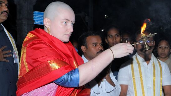 అనంతరం స్వామివారి ఆలయం ఎదురుగా ఉన్న అఖిలాండం వద్ద అన్నా లెజినోవా హారతులు ఇచ్చారు. స్వామి వారికి కొబ్బరికాయ కొట్టి మొక్కులు తీర్చుకున్నారు.  