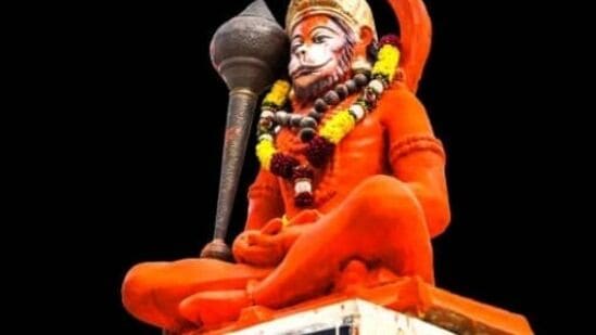 వాస్తు ప్రకారం, ఇంటికి ఈశాన్య దిశలో కూర్చున్న భంగిమలో హనుమంతుడి ఎరుపు రంగు విగ్రహాన్ని ఉంచడం మంచిది.అలా చేయడం వల్ల కోపం అదుపులో ఉంటుందని నమ్ముతారు.