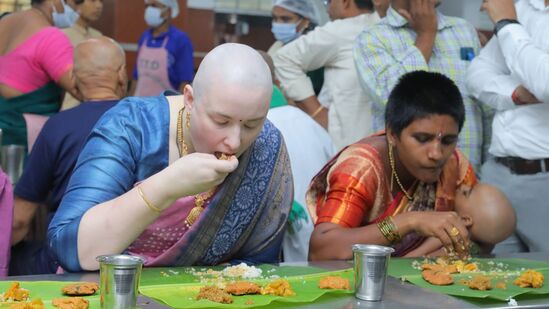 అనంతరం భక్తులతో కలసి అన్నా లెజినోవా అన్నప్రసాదం స్వీకరించారు. ఈ కార్యక్రమంలో టీటీడీ అదనపు ఈవో వెంకయ్య చౌదరి పాల్గొన్నారు. 