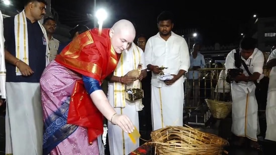 శ్రీవారి దర్శన అనంతరం రంగనాయకుల మండపంలో అన్నా కొణిదలకు వేద పండితులు వేదాశీర్వచనం అందించి, శ్రీవారి తీర్థ ప్రసాదాలు అందజేశారు.