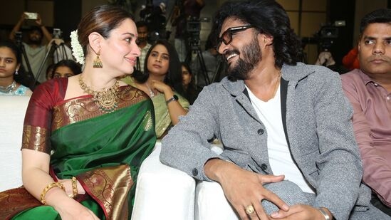 Tamanna in Saree: ఈ సూపర్ నేచురల్ థ్రిల్లర్ సినిమాకు అశోక్ తేజ దర్శకత్వం వహించాడు. ఇది ఓదెల రైల్వే స్టేషన్ సినిమాకు సీక్వెల్ గా వస్తోంది.