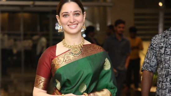 Tamanna in Saree: ఈ మధ్యకాలంలో వరుస గ్లామర్ రోల్స్, ఐటెమ్ సాంగ్స్ తో అలరిస్తున్న తమన్నా.. ఓదెల 2 మూవీలో పూర్తి భిన్నమైన పాత్ర పోషిస్తోంది. <p>Tamanna in Saree: ఈ మధ్యకాలంలో వరుస గ్లామర్ రోల్స్, ఐటెమ్ సాంగ్స్ తో అలరిస్తున్న తమన్నా.. ఓదెల 2 మూవీలో పూర్తి భిన్నమైన పాత్ర పోషిస్తోంది.</p>