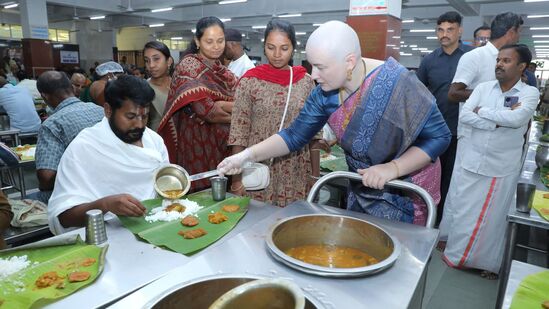 భక్తులకు అన్నప్రమాదం వడ్డింస్తున్న పవన్ సతీమణి అన్నా లెజినోవా <p>భక్తులకు అన్నప్రమాదం వడ్డింస్తున్న పవన్ సతీమణి అన్నా లెజినోవా</p>