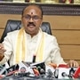 టీటీడీ గోశాలలో గోవుల మృతిపై వివరణ ఇస్తున్న ఈవో శ్యామలరావు టీటీడీ గోశాలలో గోవుల మృతిపై వివరణ ఇస్తున్న ఈవో శ్యామలరావు