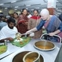 <p>భక్తులకు అన్నప్రమాదం వడ్డింస్తున్న పవన్ సతీమణి అన్నా లెజినోవా</p>