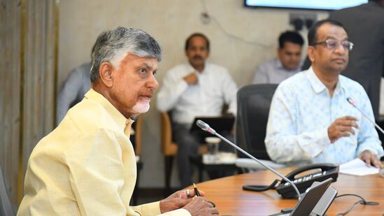 ఏపీ ప్రభుత్వం మత్స్యకారులకు గుడ్ న్యూస్ చెప్పింది. సీఎం నారా చంద్రబాబు నాయుడు అధ్యక్షతన జరిగిన కేబినెట్‌ సమావేశంలో మత్స్యకార భరోసాపై కీలక నిర్ణయం తీసుకున్నారు. కేబినెట్‌ నిర్ణయాలను మంత్రి నిమ్మల రామానాయుడు మీడియాకు వివరించారు.   