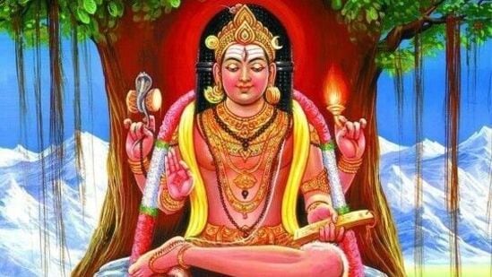 Jupiter Transit: వైదిక జ్యోతిషశాస్త్రం ప్రకారం, ఒక నిర్దిష్ట కాలం తరువాత, గ్రహాలు రాశిచక్రం లేదా నక్షత్రాన్ని మారుస్తాయి. 2025లో బృహస్పతి గ్రహం ఒకటి కాదు రెండు కాదు మూడు సార్లు తన రాశిని మార్చుకోబోతోంది. మొదటి రాశిచక్రం 2025 మే 14 న జరుగుతుంది. ప్రస్తుతం వృషభ రాశిలో ఉన్న ఈ గ్రహం త్వరలో మిథున రాశిలోకి ప్రవేశిస్తుంది. బృహస్పతి సంచారం 12 రాశులపై సానుకూల, ప్రతికూల ప్రభావాలను చూపుతుంది. <p>Jupiter Transit: వైదిక జ్యోతిషశాస్త్రం ప్రకారం, ఒక నిర్దిష్ట కాలం తరువాత, గ్రహాలు రాశిచక్రం లేదా నక్షత్రాన్ని మారుస్తాయి. 2025లో బృహస్పతి గ్రహం ఒకటి కాదు రెండు కాదు మూడు సార్లు తన రాశిని మార్చుకోబోతోంది. మొదటి రాశిచక్రం 2025 మే 14 న జరుగుతుంది. ప్రస్తుతం వృషభ రాశిలో ఉన్న ఈ గ్రహం త్వరలో మిథున రాశిలోకి ప్రవేశిస్తుంది. బృహస్పతి సంచారం 12 రాశులపై సానుకూల, ప్రతికూల ప్రభావాలను చూపుతుంది.</p>