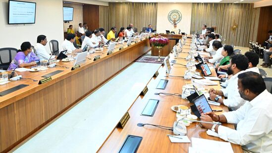 వేట నిషేధ సమయంలో మత్స్యకారులకు అందించే ఆర్థిక సాయాన్ని రూ.10 వేల నుంచి 20 వేలకు పెంచుతూ కేబినెట్‌ నిర్ణయం తీసుకుందని మంత్రి నిమ్మల రామానాయుడు గుడ్ న్యూస్ చెప్పారు.  ఈ నెల 26న మత్స్యకారులకు రూ.20 వేల చొప్పున ఖాతాల్లో జమచేస్తామని తెలిపారు. సీఎం చంద్రబాబు ఈ కార్యక్రమాన్ని ప్రారంభించనున్నారని పేర్కొన్నారు. 