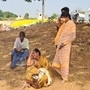 ధాన్యం కుప్ప వద్ద ఏడుస్తున్న రైతు కుటుంబం