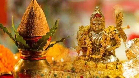 ఈ ఏడాది అక్షయ తృతీయ ఏప్రిల్ 30 బుధవారం నాడు వచ్చింది. వైదిక విశ్వాసాల ప్రకారం, ఈ పవిత్రమైన రోజున చేసే ఏ శుభకార్యం శాశ్వతంగా నశించదు. కాబట్టి ఈ తిథి నాడు బంగారం లేదా వెండి ఆభరణాలను కొనుగోలు చేస్తారు. అక్షయ తృతీయను హిందీ భాషలో 'అఖా తీజ్' అని పిలుస్తారు.