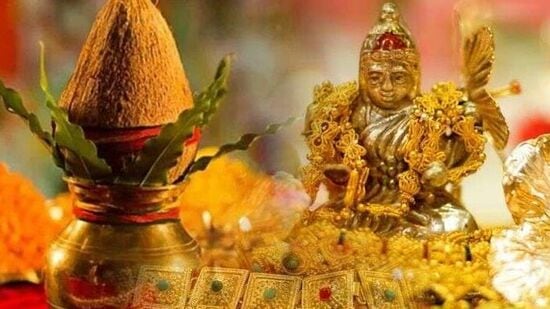  వైదిక విశ్వాసాల ప్రకారం, అక్షయ తృతీయ పవిత్రమైన రోజున చేసే ఏ శుభకార్యం చేసినా మంచి జరుగుతుంది. కాబట్టి ఈ తిథి నాడు బంగారం లేదా వెండి ఆభరణాలను కొనుగోలు చేస్తారు. అక్షయ తృతీయను హిందీ భాషలో 'అఖా తీజ్' అని పిలుస్తారు.