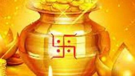 ఈ రోజున బంగారం, వెండి కొనుగోలు చేసే సంప్రదాయం చాలా ఏళ్లుగా కొనసాగుతోంది. ఈ రోజున కొనుగోలు చేసిన వస్తువులు ఇంటికి సంతోషం మరియు శ్రేయస్సును తెస్తాయని మరియు సంపదను పెంచుతాయని నమ్ముతారు. 