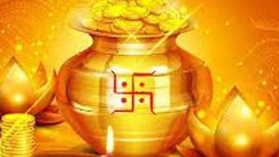 ఈ రోజున బంగారం, వెండి కొనుగోలు చేసే సంప్రదాయం చాలా ఏళ్లుగా కొనసాగుతోంది. ఈ రోజున కొనుగోలు చేసిన వస్తువులు ఇంటికి సంతోషం, శ్రేయస్సును తెస్తాయని,  సంపదను పెంచుతాయని నమ్ముతారు. ఈ రోజున మార్కెట్లు ముఖ్యంగా రద్దీగా ఉంటాయి.