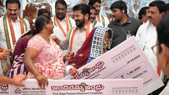 వికారాబాద్, ఖమ్మం, రంగారెడ్డి, సూర్యాపేట, మహబూబ్ నగర్, సిద్దిపేట జిల్లాలకు చెందిన పలువురు లబ్దిదారులకు లక్ష రూపాయల విలువైన చెక్కులను ముఖ్యమంత్రి రేవంత్ రెడ్డి అందజేశారు. మొత్తం 2019 మంది ఖాతాల్లో రూ.లక్ష చొప్పున రూ.20.19 కోట్లను ఇవాళ లేదా రేపు  జమ చేయనున్నారు