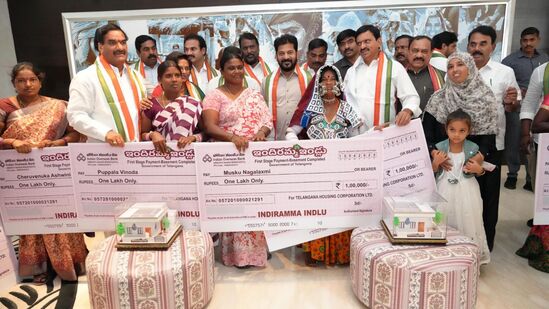 ఇందిరమ్మ ఇంటి నిర్మాణ వైశాల్యం 400 చదరపు అడుగులకు తగ్గకుండా ఉండాలని ప్రభుత్వం స్పష్టం చేసింది. తప్పకుండా రెండు గదులు, ఒక వంటగది, బాత్ రూమ్ ఉండేలా ఇంటి నిర్మాణం చేపట్టాలని పేర్కొంది. ప్రతి దశలోనూ ఫొటోలు తీసి మొబైల్ ద్వారా ఇందిరమ్మ యాప్‌లో అప్‌లోడ్ చేయాలని స్పష్టం చేసింది.