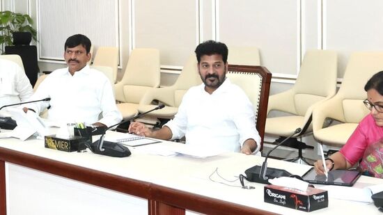 ఇదిలా ఉంటే డబ్బుల జమ ప్రక్రియకు సంబంధించి గృహ నిర్మాణశాఖ మంత్రి పొంగులేటి శ్రీనివాస్ రెడ్డి కీలక ప్రకటన చేశారు. ఇందిరమ్మ ఇంటి నిర్మాణ పనులు పూర్తయితే లబ్ధిదారుడే ఫొటోలు నేరుగా అప్ లోడ్ చేయవచ్చని తెలిపారు. అధికారుల కోసం వేచి చూడకుండా… నేరుగా ఫొటో తీసి ఇందిమ్మ ఇళ్ల మొబైల్ యాప్ లో అప్ లోడ్ చేయాలని సూచించారు. అలా చేసిన వారి ఖాతాల్లో డబ్బులను జమ చేస్తామని ఓ ప్రకటన ద్వారా తెలిపారు.