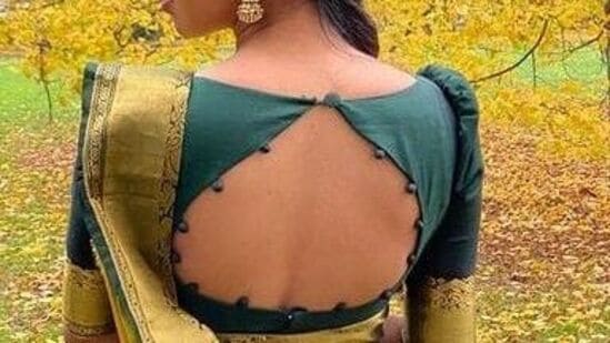 ఒకే ఒక్క ఆకు - కేవలం ఆకు షేప్ లోనే కనిపిస్తుంది. కానీ, ఆ అంచుల్లో చిన్న చిన్న పూల మొగ్గల్లా చేసిన ఈ డిజైన్ అందరినీ కట్టిపారేస్తుంది. 